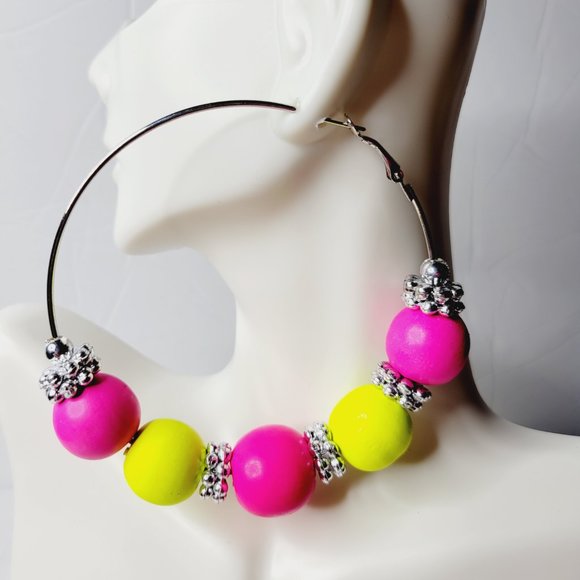 Women's Large Hoop Fashion Earrings - Picture 4 of 4
